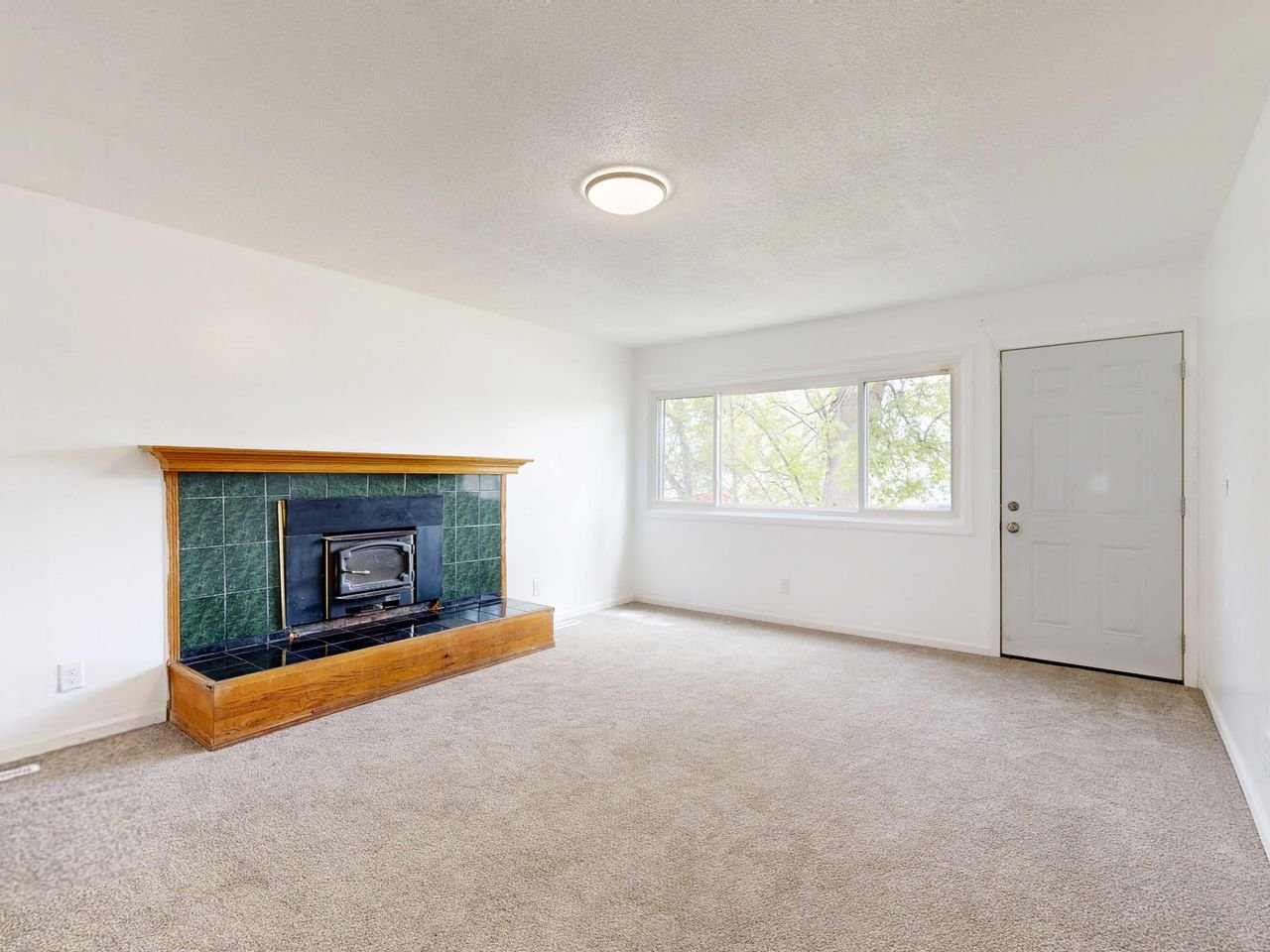 Empty living room before AI staging